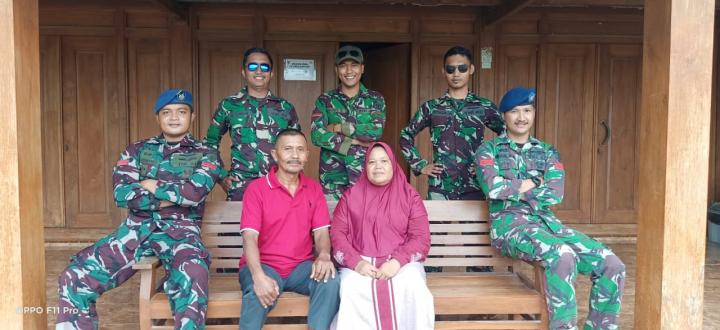 Potret Satgas TMMD Bojonegoro Foto Bareng Dengan Keluarga Suparno